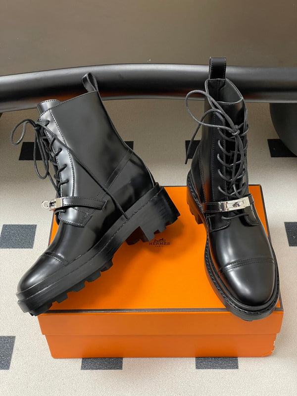 HM Kelly Buckle Classic Ankle Boots Black in Cowhide 594334