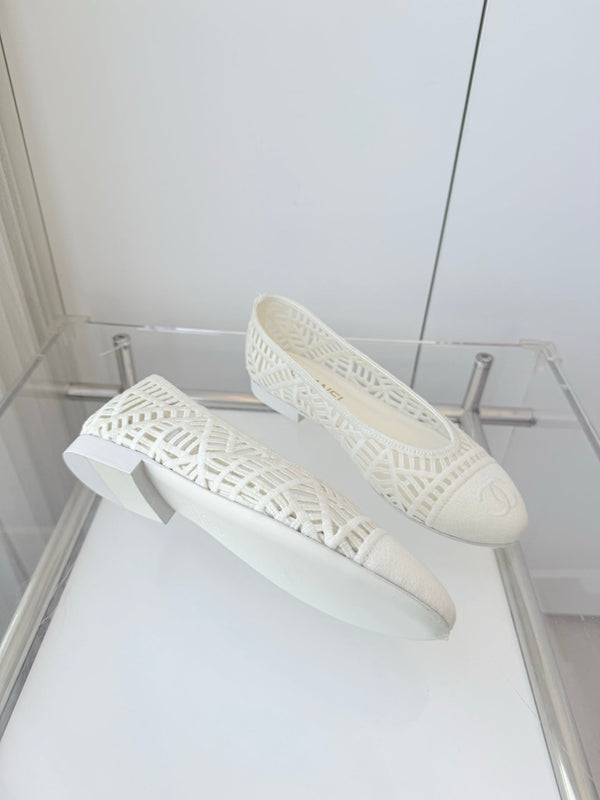 Chanel 26 Ladies Ballet Flats White in Fabric 597335