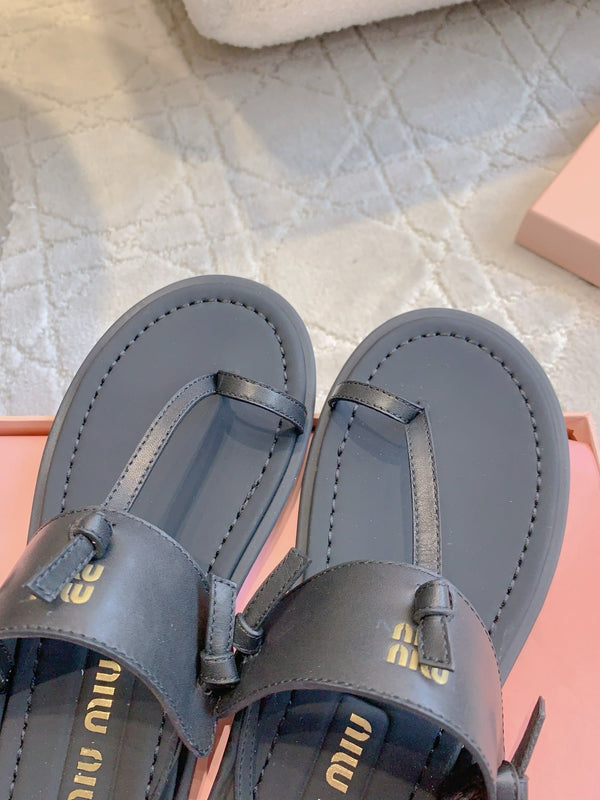 Miu Flip-flot Flat Sandal Black in Cowhide 615338