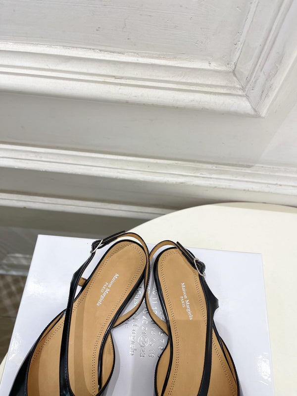 MM6 Tabi 26 Split-Toe Flat Sandals Black in Cowhide 631897
