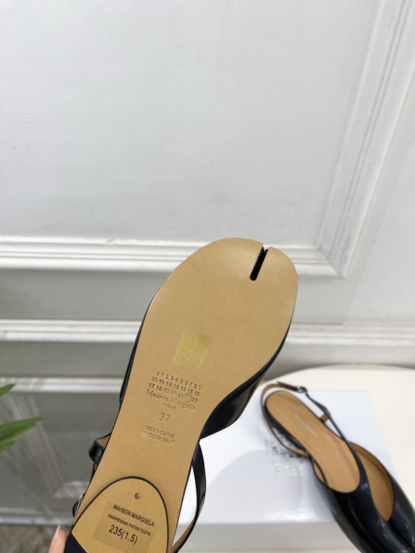 MM6 Tabi 26 Split-Toe Flat Sandals Black in Cowhide 631897