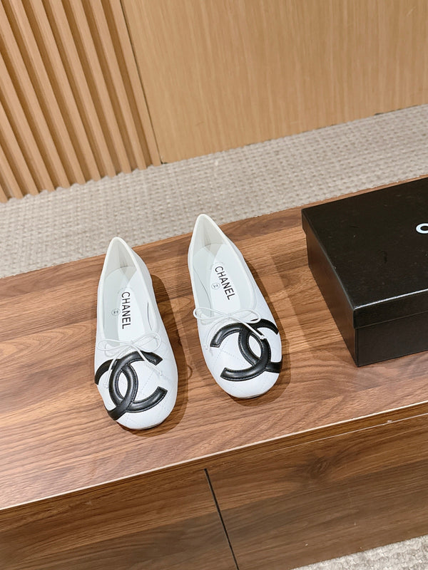 Chanel Vintage Cambon Ballet Flats White Black in Lambskin 692527