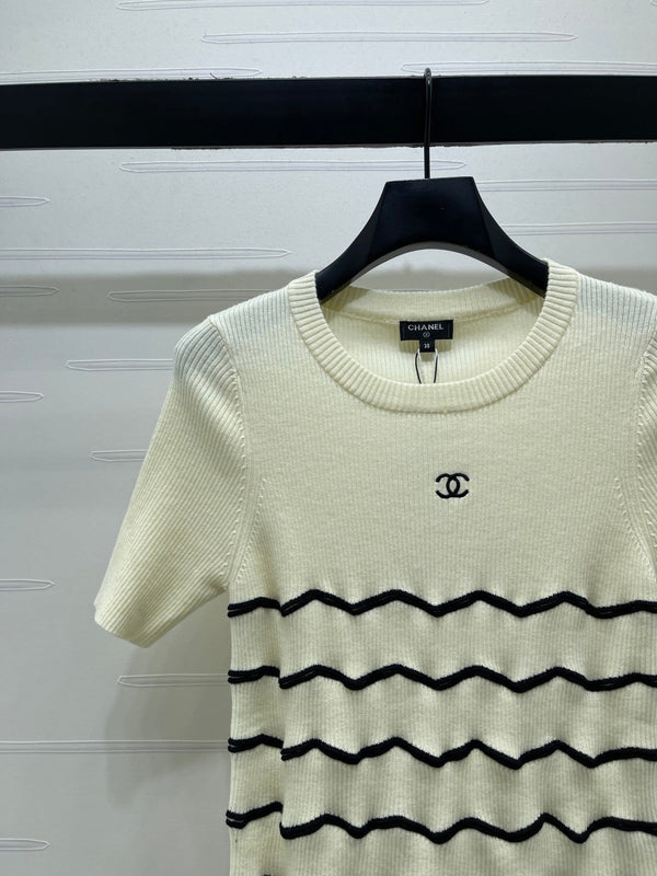 Chanel 2026 Wavy Stripe Knit Short-Sleeve Top Black in Knit Fabric 376034