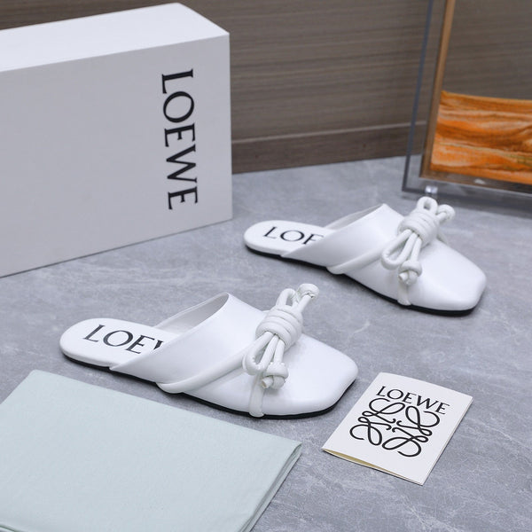 Loew 26 Knotted Closed-Toe Flat Mules White in Lambskin 759432