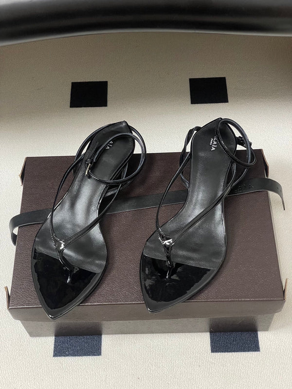 Alaia Thong Sandals Black 3cm Patent Leather 835291