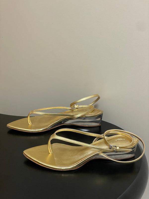 Alaia Thong Sandals Gold 3cm Patent Leather 835285