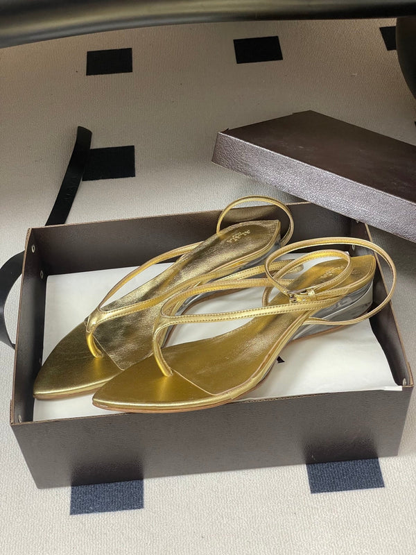 Alaia Thong Sandals Gold 3cm Patent Leather 835285