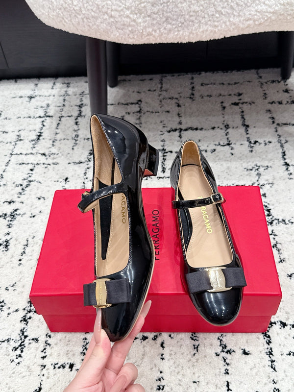 FG Vara Bow Round Toe Mary Jane Pumps 3.5cm Black Patent Leather 458405