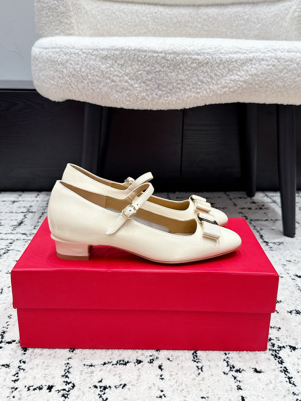 FG Vara Bow Round Toe Mary Jane Pumps 3.5cm White Patent Leather 458402