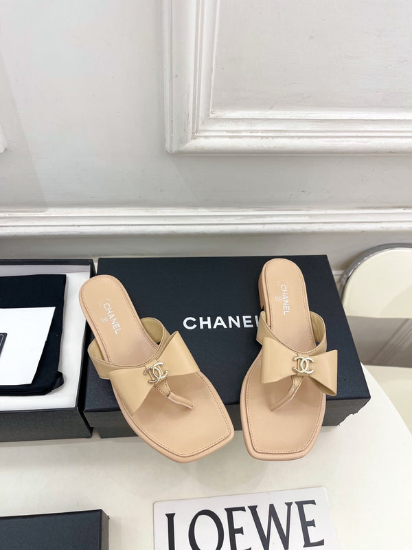 CC Bow Thong Flat Sandals Beige Leather 891771