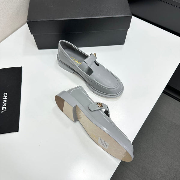CC Turn-Lock CC T-Strap Loafers Gray Leather 944554