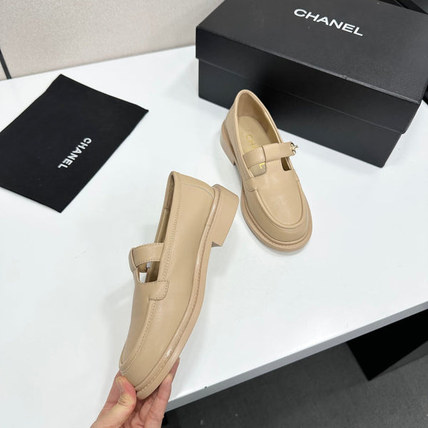 CC Turn-Lock CC T-Strap Loafers Beige Leather 944551