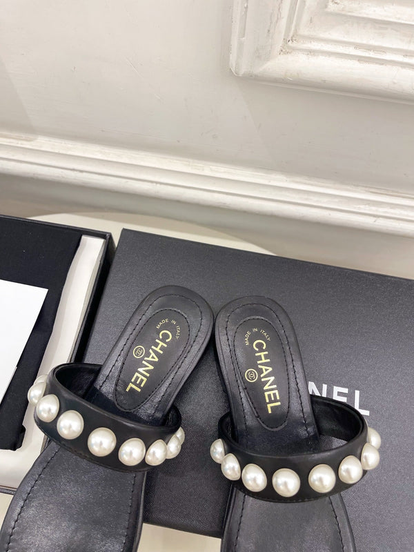 CC Pearl Double C Thong Sandals Black Leather 947066