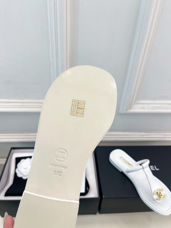 CC Double C Thong Sandals White Leather 947042