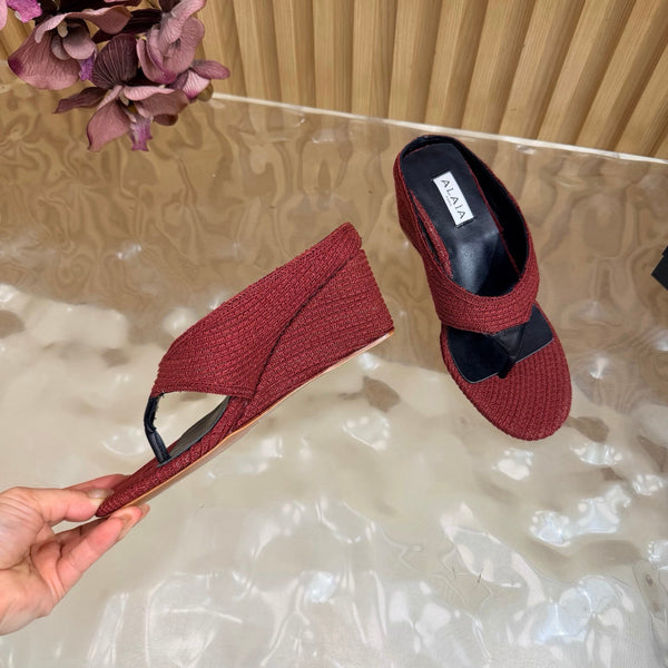 Alaia Cube Thong Wedge Sandals Burgundy Raffia 949328