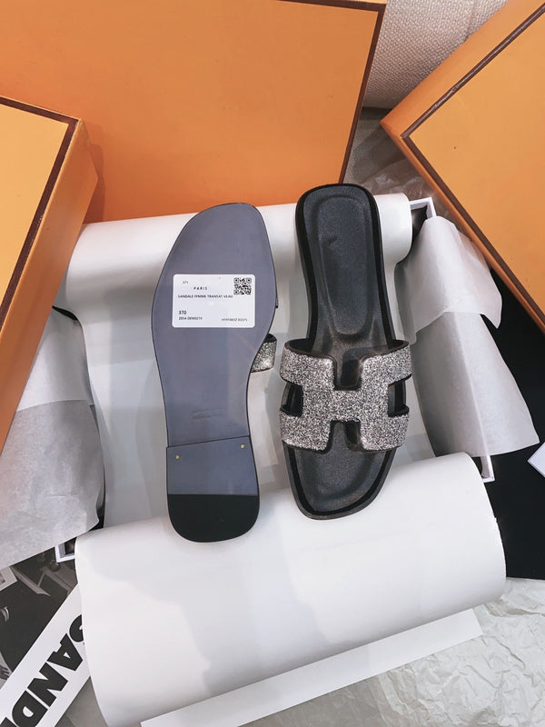 0ran Sandal Caviar Black Leather