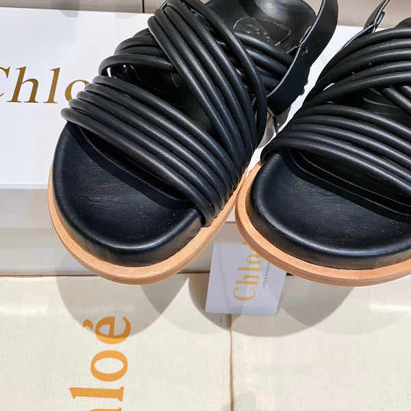 CHLOÉ CROSS STRAP SANDAL IN BLACK RUBBER WITH GOLD HARDWARE