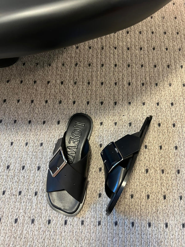PETAL BELT FLAT SANDAL IN BLACK CALFSKIN