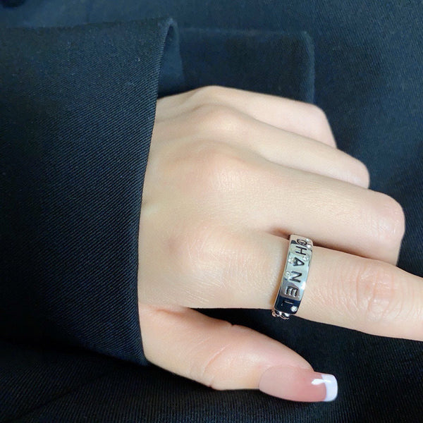 CC RING LETTER DOUBLE C IN SILVER DIAMOND BLACK EMBOSSED LOGO
