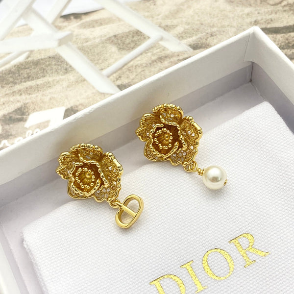 CD 26S Vintage Floral Pearl Drop Earrings In Gold Metal 631772