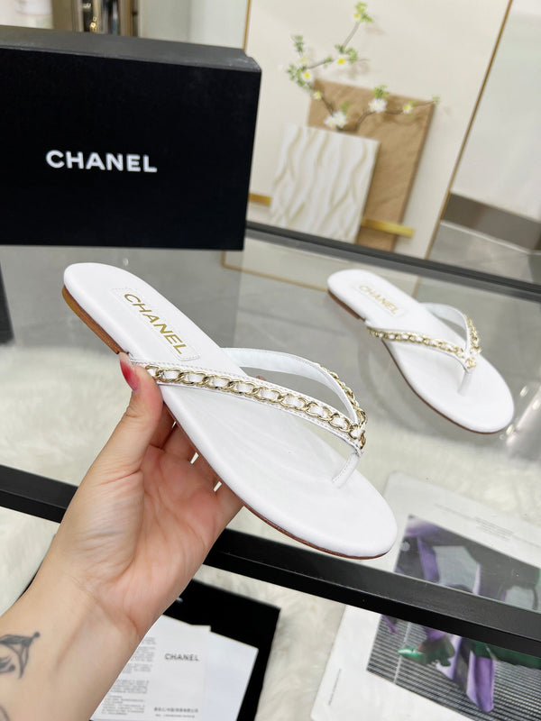 CC 26s Thong With Chain White Shiny Sheepskin 684865