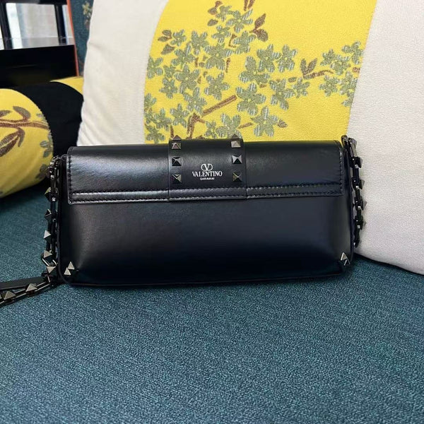 VL Garavani Rockstud Shoulder Bag 26cm Black Calfskin