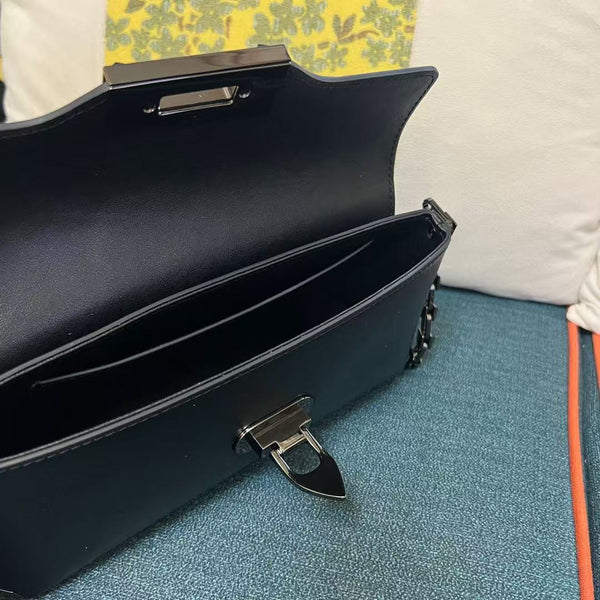 VL Garavani Rockstud Shoulder Bag 26cm Black Calfskin