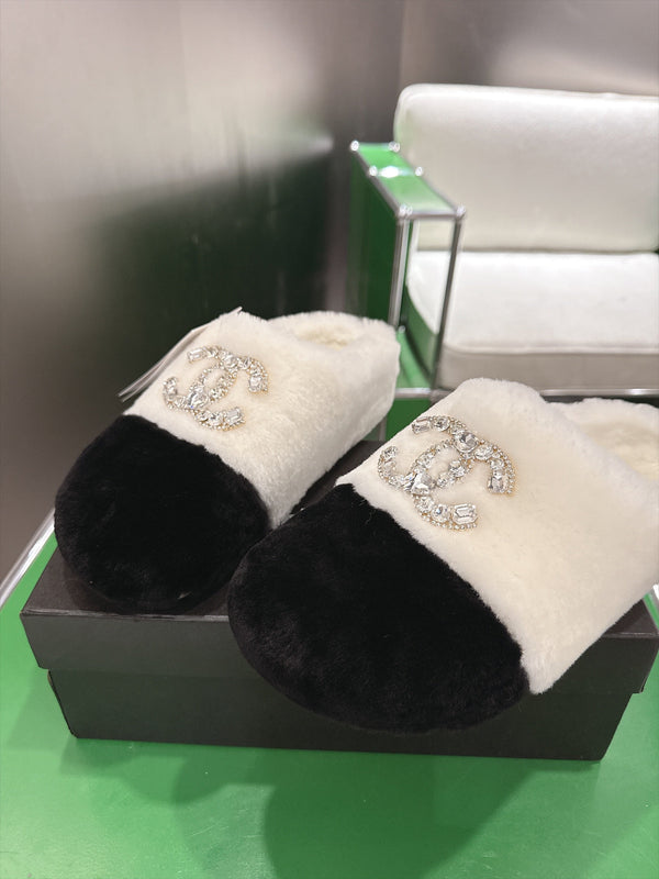 CC 26s Slippers Black White Fur 999411