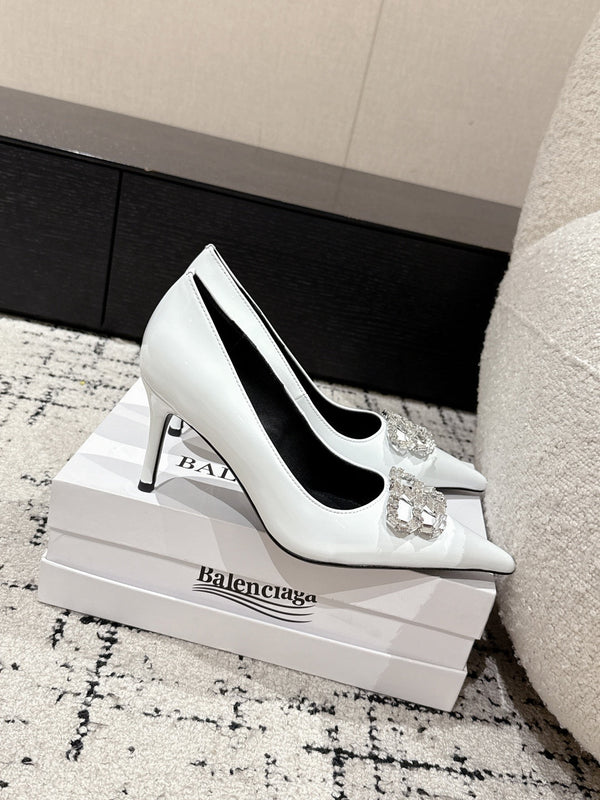 POINTED HIGH PUMPS IN WHITE PATENT CALFSKIN WITH CRYSTAL BUCKLE