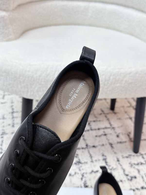 MM Tabi 6-Point Toe Lace-up Shoes Black Calfskin 558423