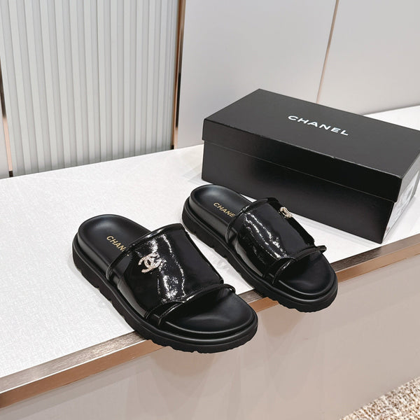 CC Flat Slip-on Sandals Black Glossy Leather 798341