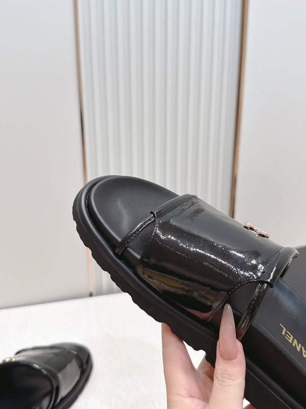 CC Flat Slip-on Sandals Black Glossy Leather 798341
