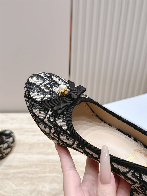 CD 26s Block Heel Pumps 7cm White Black Oblique Canvas 121657
