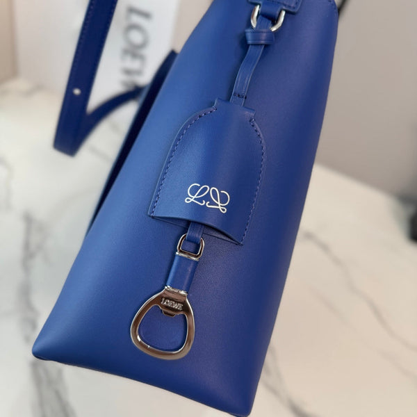 Loew Medium Bilbao Bucket Blue Smooth Calfskin 289318)
