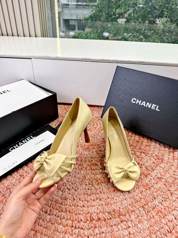CC 26s Bow High Heels Beige Sheepskin 703678
