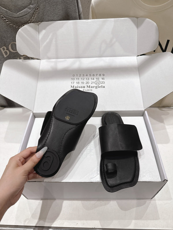 MM Flat Flip-Flops Black Cowhide 896509