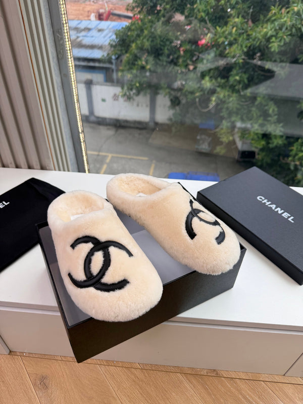 CC 26s Mules White Shearling 967544