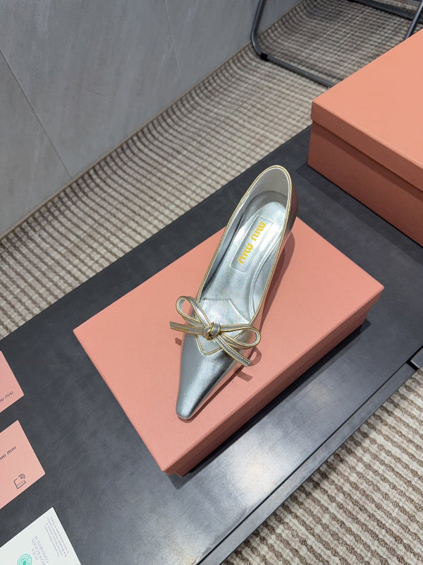 Miu 26s Pointed Toe Pumps 55mm In Silver Calfskin With Bow