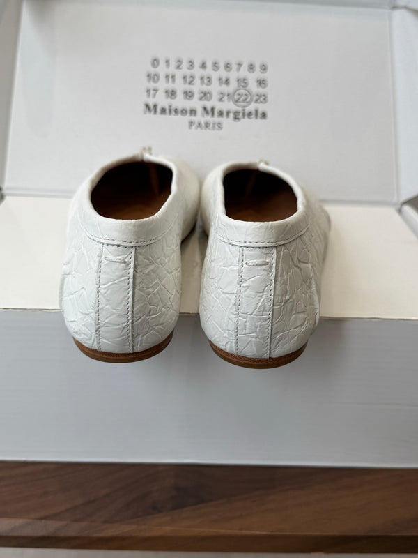 MM Split Toe Flat Heel White Textured Leather 890031