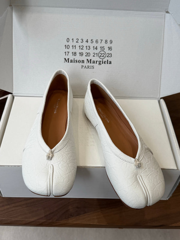 MM Split Toe Flat Heel White Textured Leather 890031