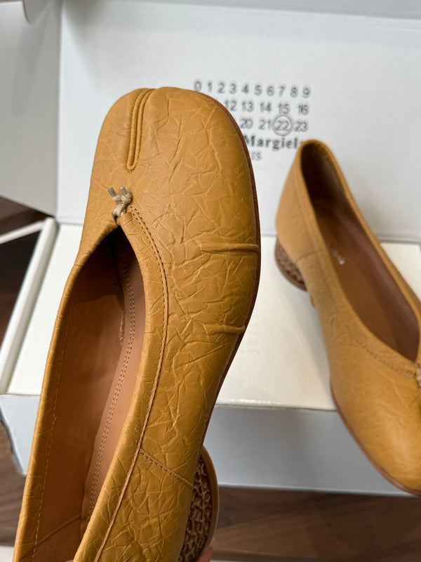 MM Split Toe Low Heel 3cm Tan Textured Leather 890032
