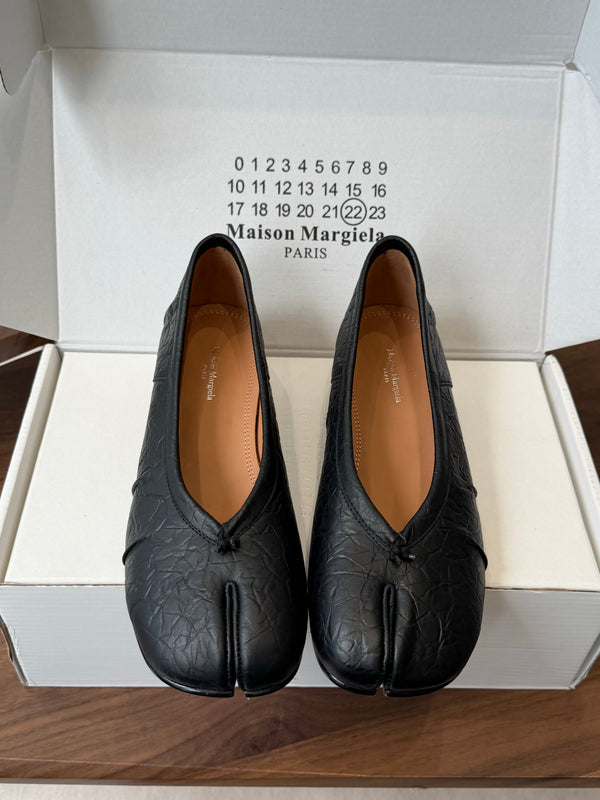 MM Split Toe Low Heel 3cm Black Textured Leather 890033