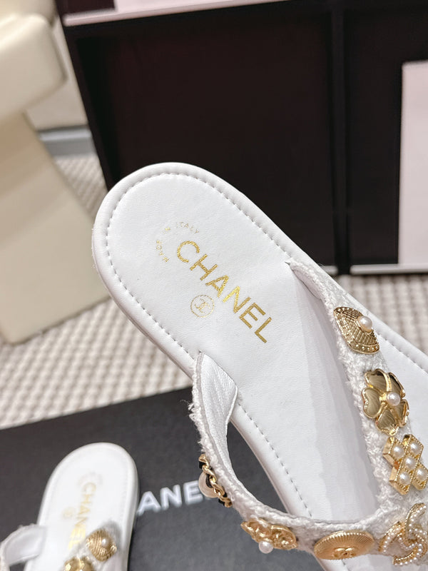 CC 26s Flip-Flops Witch Charm White Tweed Sheepskin 632368