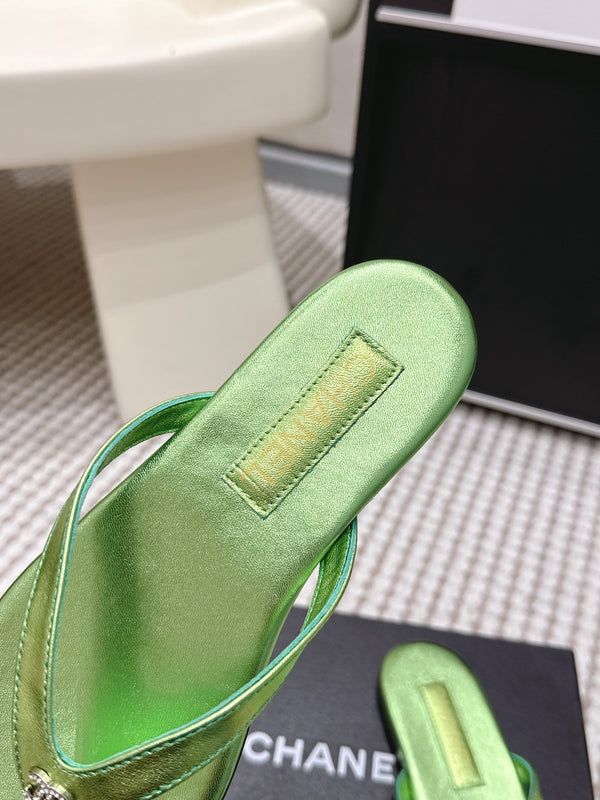 CC 26ss Flip-Flops Green Metalic Sheepskin 653602