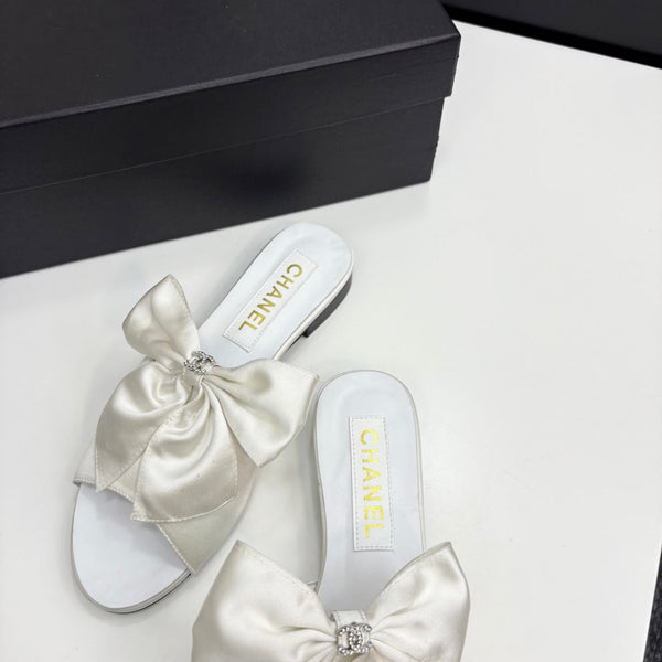 CC 25 Big Bow Mule White Satin And Sheepskin 368865