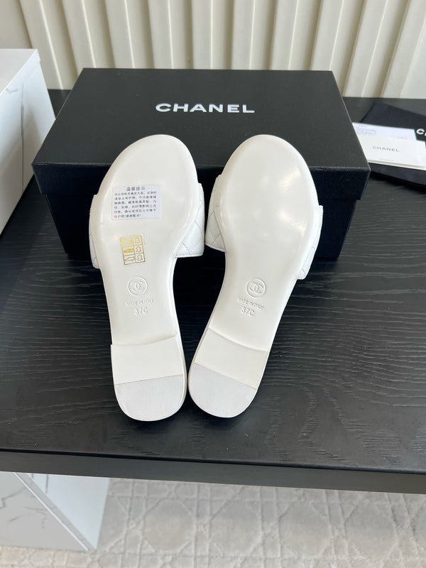 CC 26s Flat Sandals White Quited Leather 906220