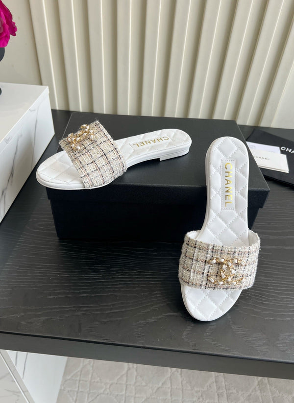 CC 26s Flat Sandals White Cream Quited Leather 906224