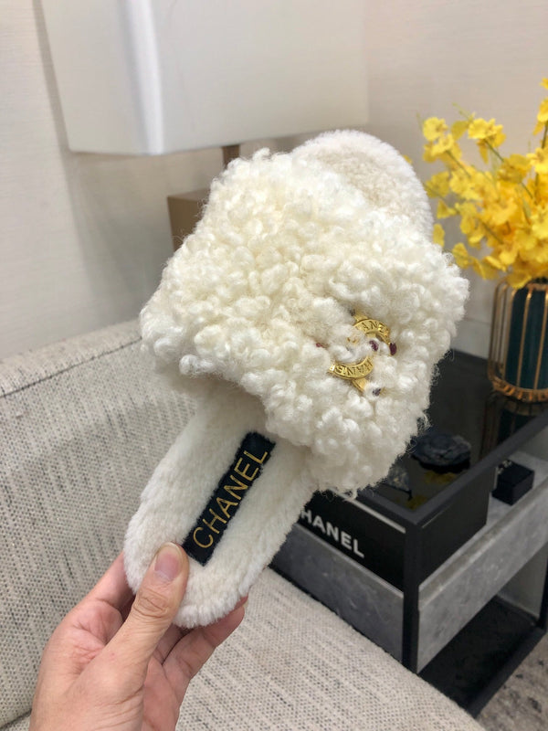CC 26s Slides White Shearling 970124