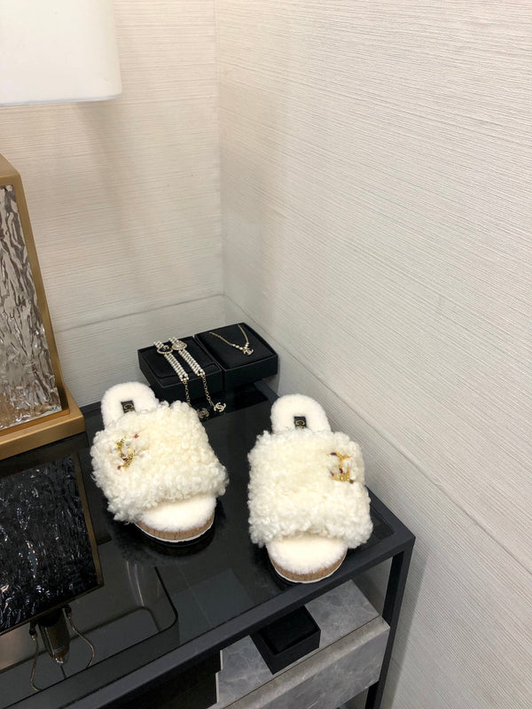 CC 26s Slides White Shearling 970124