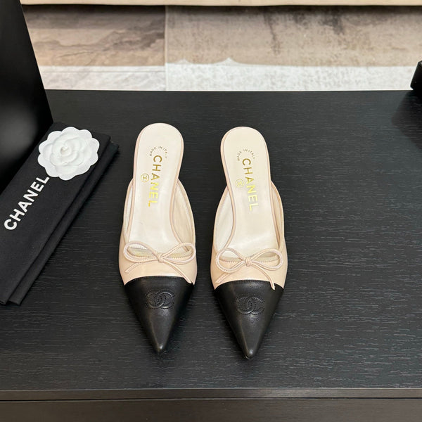 CC 26s Métiers d'Art Pointed-Toe Mule Cream Black Sheepskin 700617